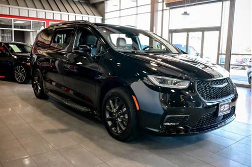 Brilliant Black Crystal Pearlcoat 2021 Chrysler Pacifica Touring L