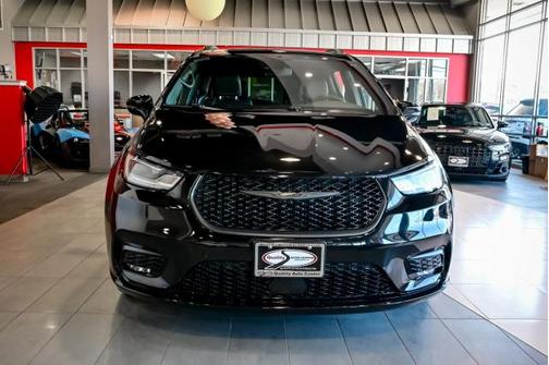 Brilliant Black Crystal Pearlcoat 2021 Chrysler Pacifica Touring L