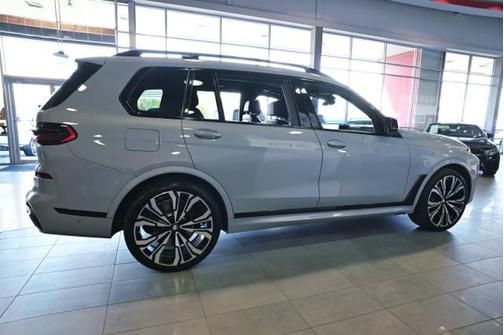 Brooklyn Grey Metallic 2023 BMW X7 M60i