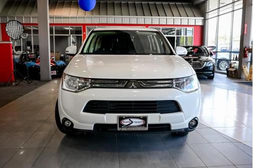 Diamond White Pearl 2014 Mitsubishi Outlander SE