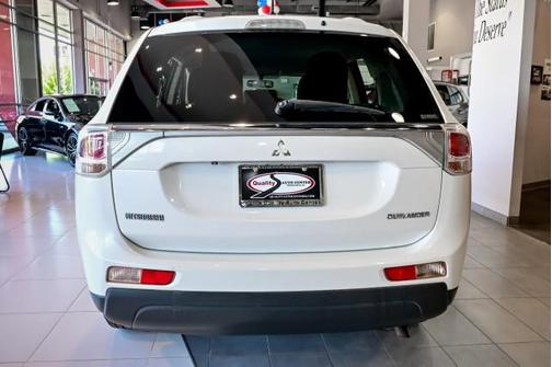 Diamond White Pearl 2014 Mitsubishi Outlander SE