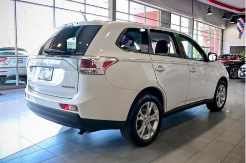 Diamond White Pearl 2014 Mitsubishi Outlander SE