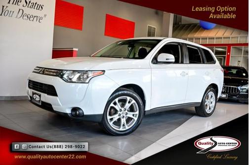 Diamond White Pearl 2014 Mitsubishi Outlander SE