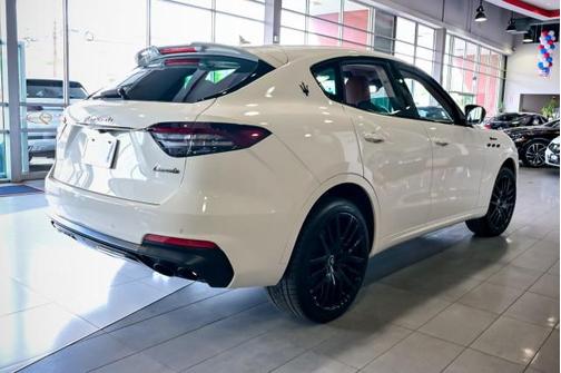 Bianco 2022 Maserati Levante Modena