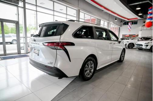 2022 Toyota Sienna XLE 7 Passenger