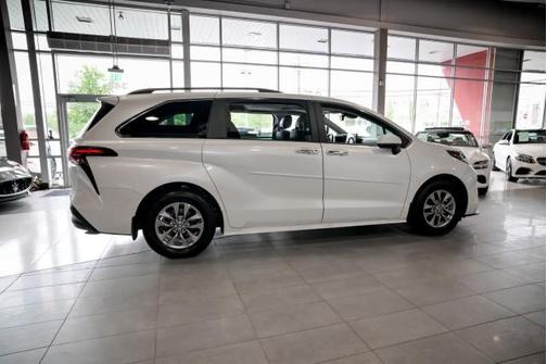 2022 Toyota Sienna XLE 7 Passenger