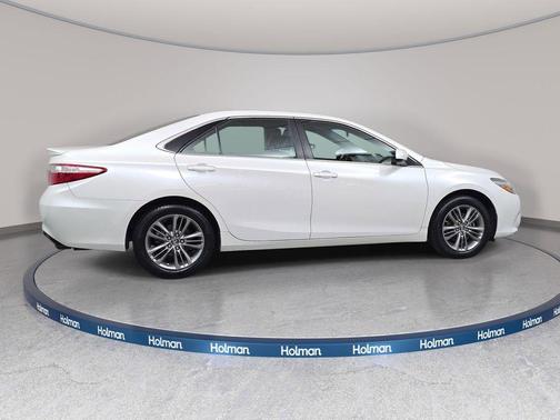 Blizzard Pearl 2017 Toyota Camry SE