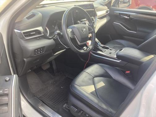 2022 Toyota Highlander Hybrid Platinum