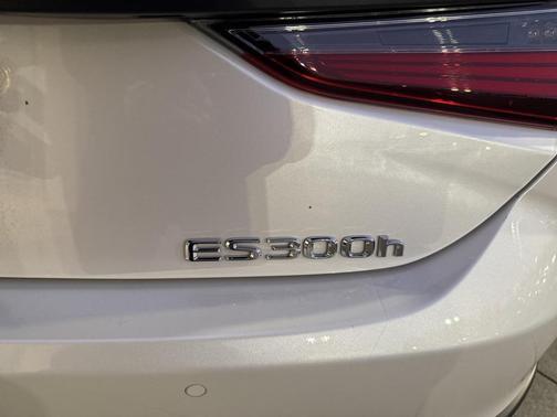 2025 Lexus ES 300h Luxury