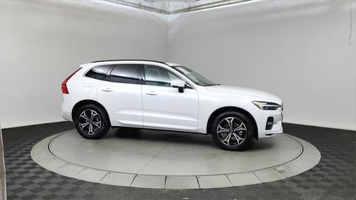 2022 Volvo XC60 B5 Momentum