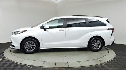 2022 Toyota Sienna XLE 7 Passenger