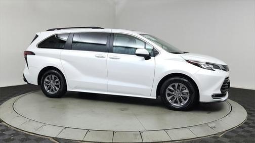 2022 Toyota Sienna XLE 7 Passenger