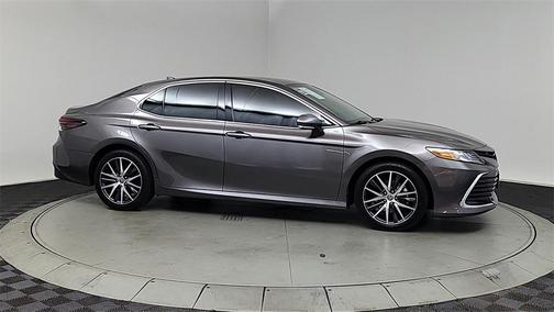 2022 Toyota Camry Hybrid XLE