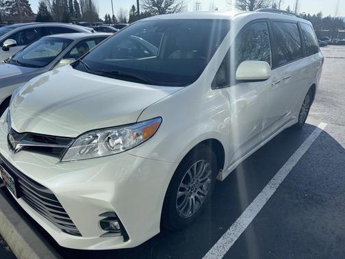 2020 Toyota Sienna XLE Premium