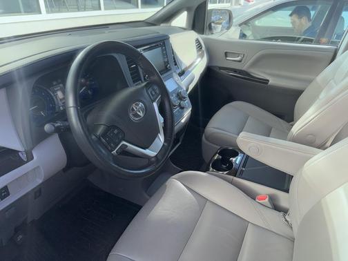 2020 Toyota Sienna XLE Premium