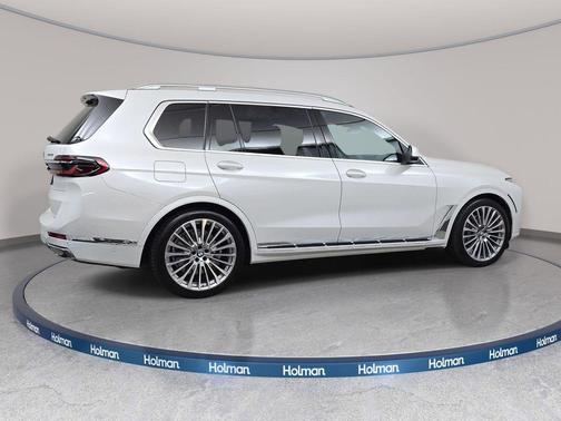 Mineral White Metallic 2024 BMW X7 xDrive40i