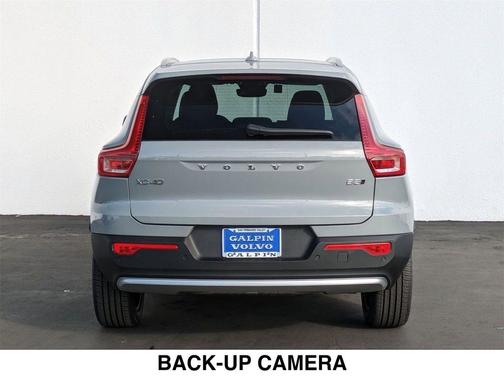 2025 Volvo XC40 B5 Core Bright Theme