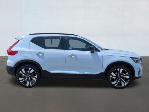 Cloud Blue 2026 Volvo XC40 Ultra, B5 AWD Gas (mild hybrid), Dark