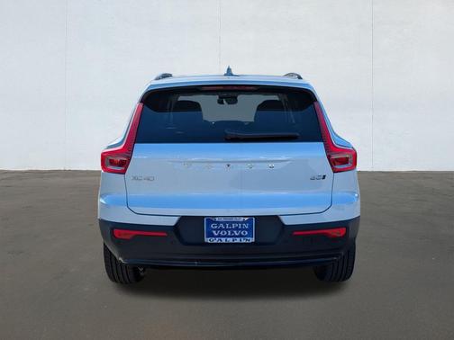 2026 Volvo XC40 B5 Plus