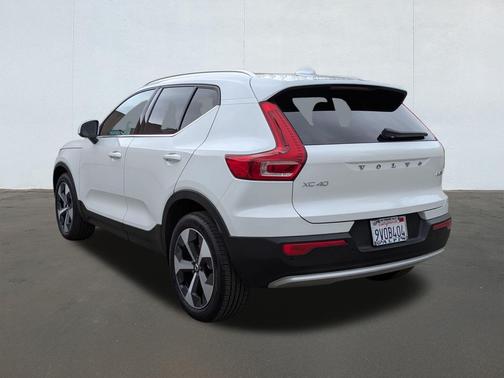 2025 Volvo XC40 B5 Core Bright Theme