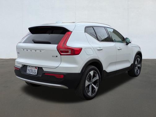 2025 Volvo XC40 B5 Core Bright Theme