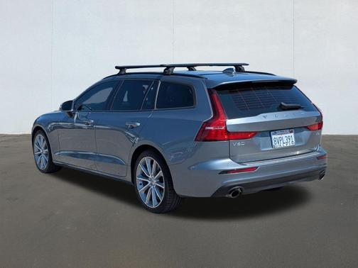 2021 Volvo V60 T5 Momentum