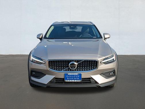 2026 Volvo V60 Cross Country B5 Ultra