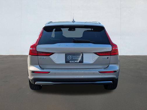 2026 Volvo V60 Cross Country B5 Ultra