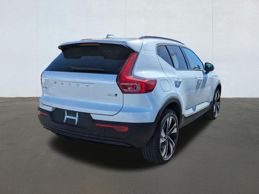 2026 Volvo XC40 B5 Ultra Dark