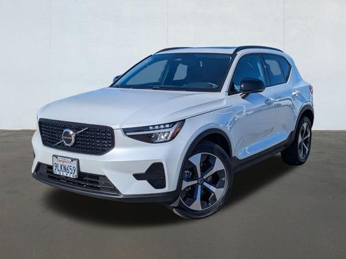 2024 Volvo XC40 B5 Core Dark Theme
