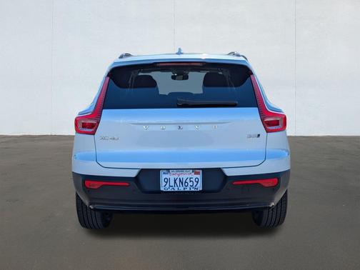 2024 Volvo XC40 B5 Core Dark Theme