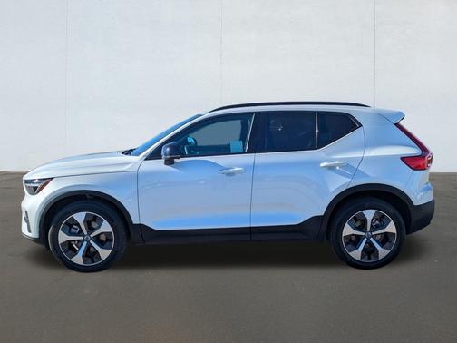 2024 Volvo XC40 B5 Core Dark Theme