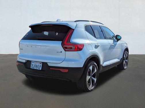 2024 Volvo XC40 B5 Core Dark Theme