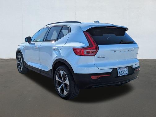 2024 Volvo XC40 B5 Core Dark Theme