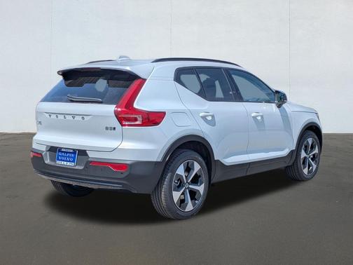 Crystal White 2026 Volvo XC40 Plus, B5 AWD Gas (mild hybrid), Dark