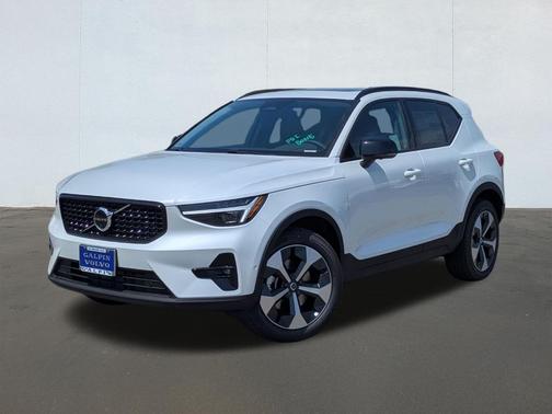 Crystal White 2026 Volvo XC40 Plus, B5 AWD Gas (mild hybrid), Dark