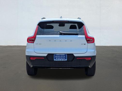 Crystal White 2026 Volvo XC40 Plus, B5 AWD Gas (mild hybrid), Dark