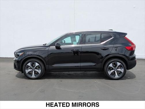 2025 Volvo XC40 B5 Plus Bright Theme