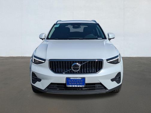 2025 Volvo XC40 B5 Ultra Bright Theme