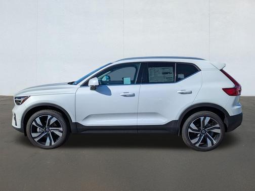 2025 Volvo XC40 B5 Ultra Bright Theme