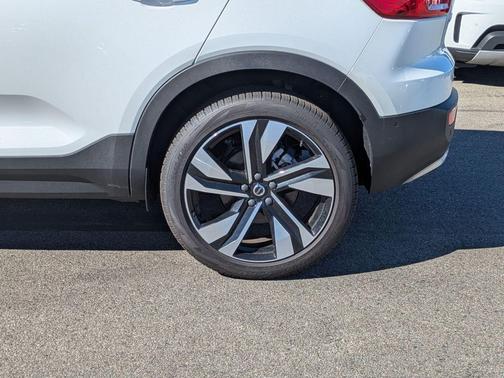 2025 Volvo XC40 B5 Ultra Bright Theme