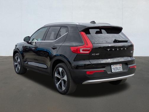 2025 Volvo XC40 B5 Core Bright Theme