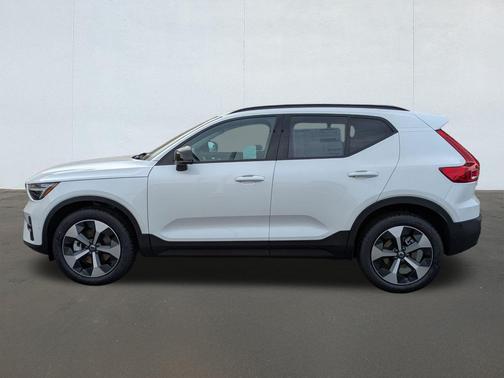 2026 Volvo XC40 B5 Plus Dark