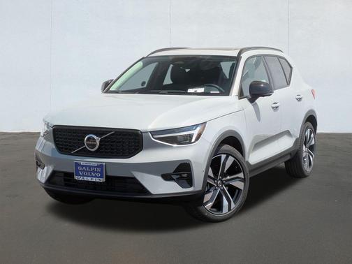 2025 Volvo XC40 B5 Plus Dark Theme