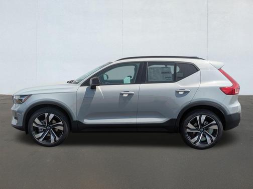 2025 Volvo XC40 B5 Plus Dark Theme
