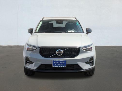 2025 Volvo XC40 B5 Plus Dark Theme