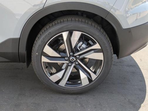 2025 Volvo XC40 B5 Plus Dark Theme