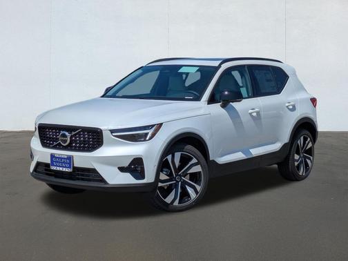Crystal White 2026 Volvo XC40 B5 Ultra Dark