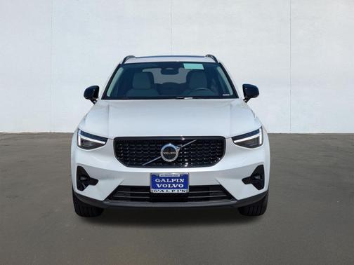 Crystal White 2026 Volvo XC40 B5 Ultra Dark