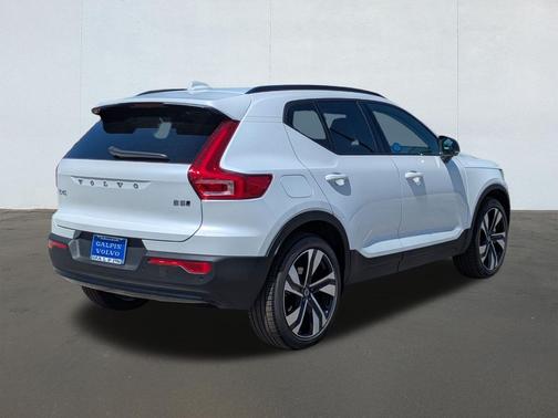 Crystal White 2026 Volvo XC40 B5 Ultra Dark